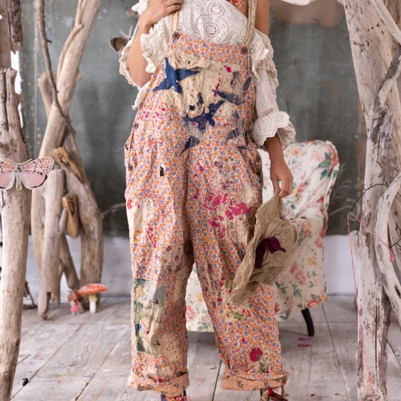 🌟MAGNOLIA PEARL Appliqué Love Overalls🌟 - Picture 1 of 9